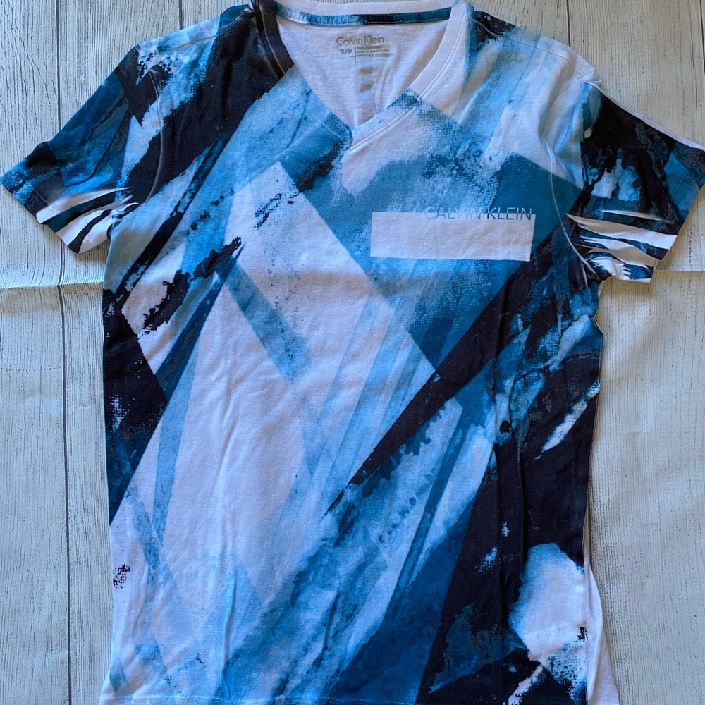 Calvin Klein Vneck tshirt. Men’s Small. Excellent condition. Blues & white.